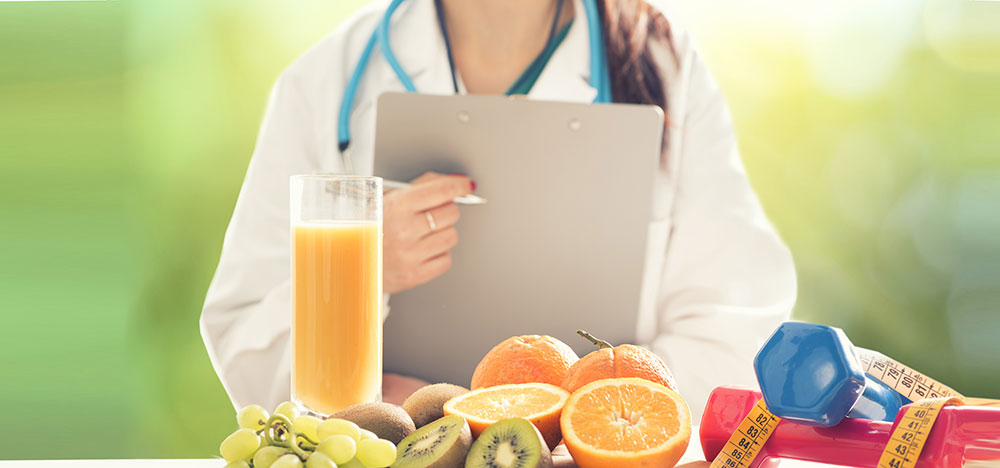 Le médecin recommande des aliments nutritifs aux patients atteints de cancer. 