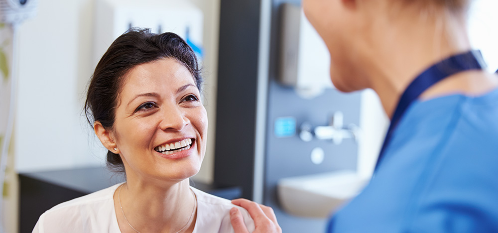 Femmes atteintes de cancer interagissant avec un fournisseur de soins de santé