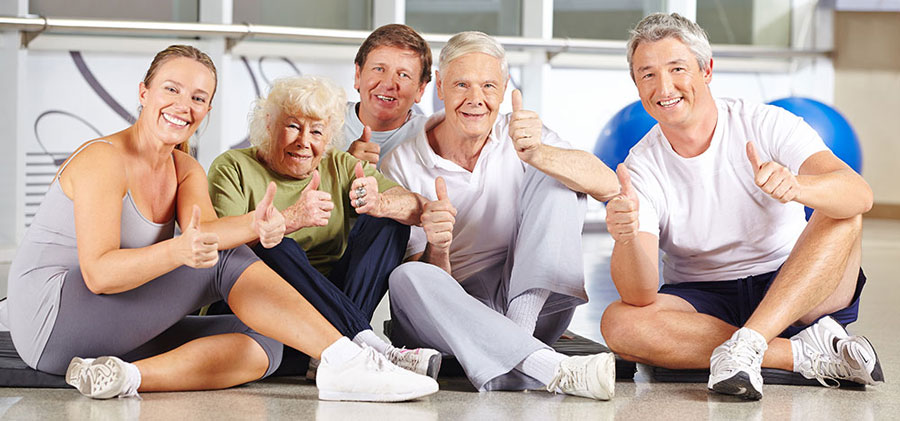 un groupe de personnes âgées heureuses