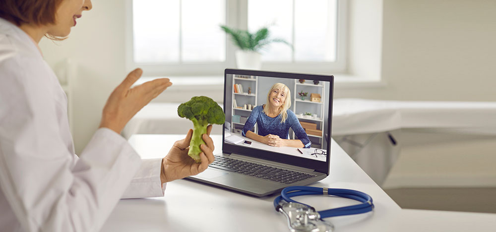 Un médecin parle de régime avec un patient atteint de cancer en ligne.