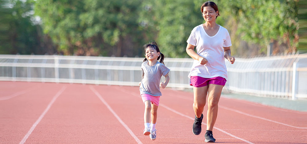 Un enfant et un parent faisant des activités physiques