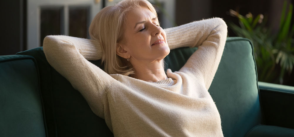 femmes se relaxant sur un canapé femmes se relaxant sur un canapé