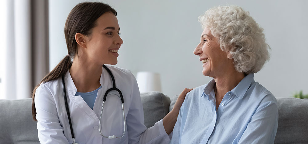 Un jeune médecin parle à une femme plus âgée