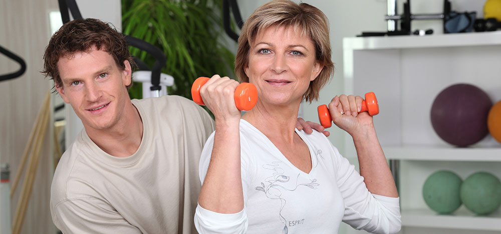 Deux personnes faisant de l’exercice