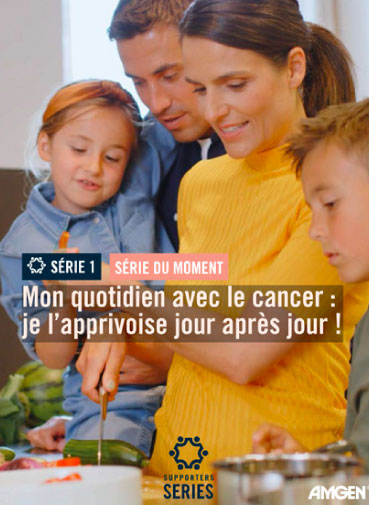 Femme préparant de la nourriture avec sa famille Femme préparant de la nourriture avec sa famille